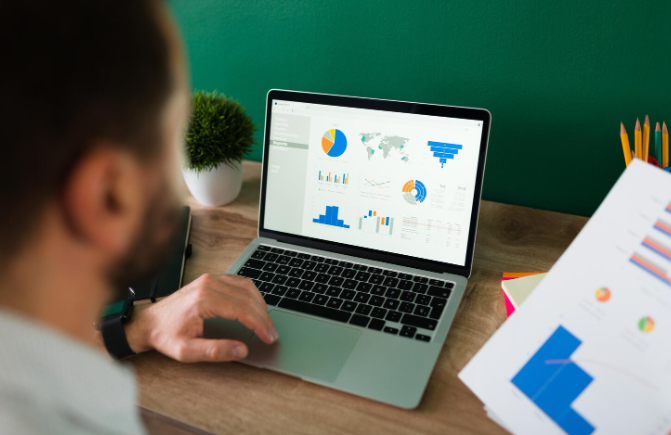 Hombre de negocios que está visualizando un reporte de datos en Microsoft Copilot.