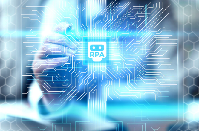 Mano de una persona señalando un circuito digital brillante con un icono de robot de automatización inteligente (RPA) en el centro, simbolizando la integración de la tecnología en los procesos de negocio.