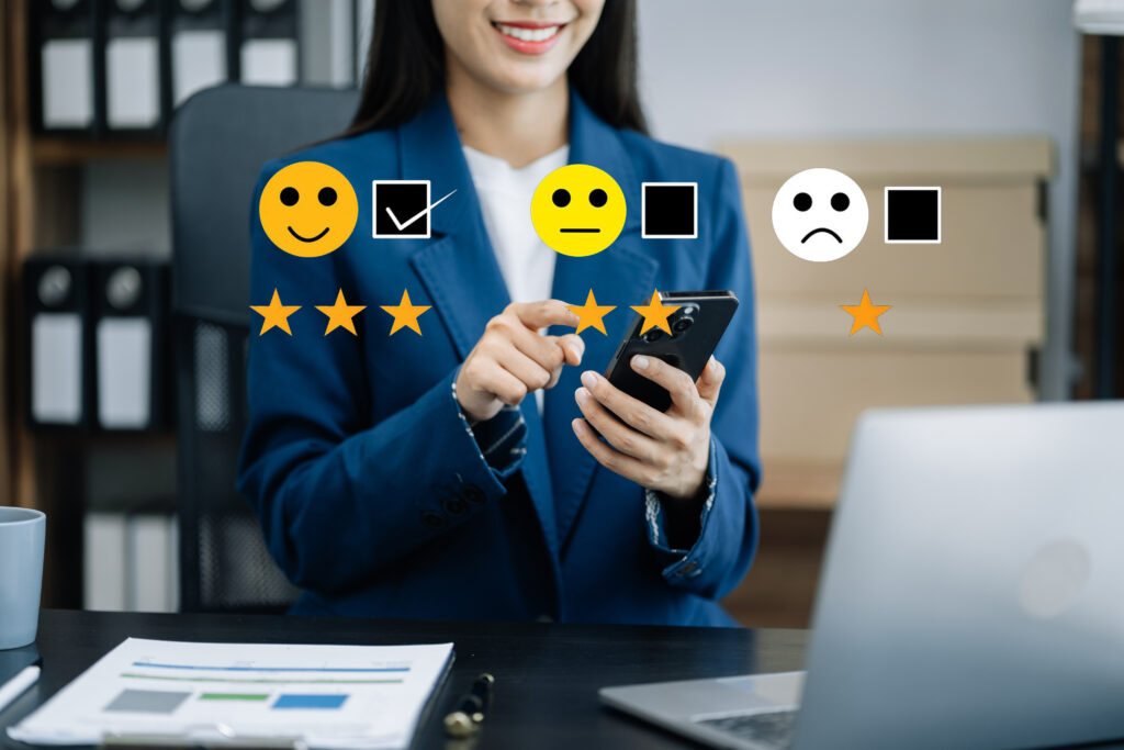 Una mujer de negocios utilizando un smartphone para gestionar una encuesta de satisfacción con emojis y estrellas, mostrando cómo la automatización retail facilita la recopilación de feedback post-venta.